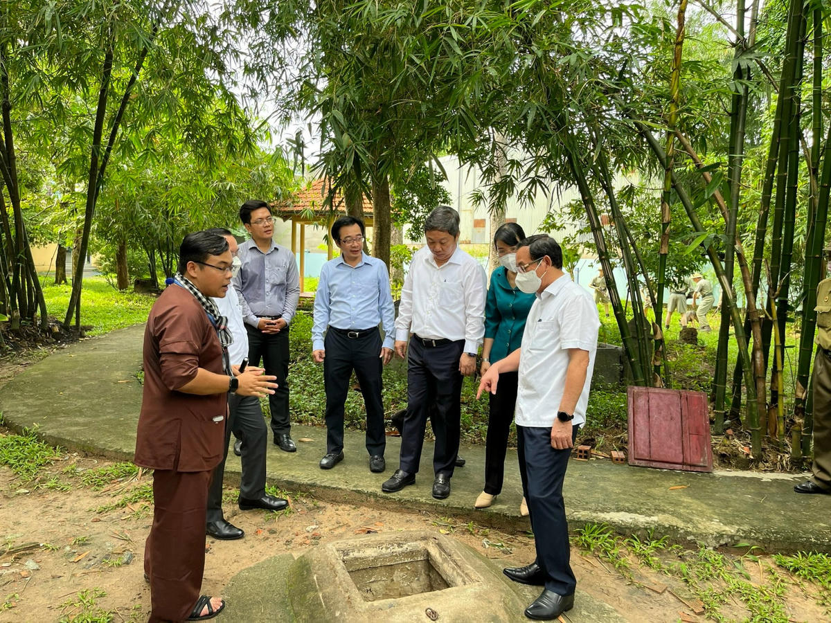 Bí thư Thành ủy TP Hồ Chí Minh khảo sát di tích địa đạo Phú Thọ Hòa
