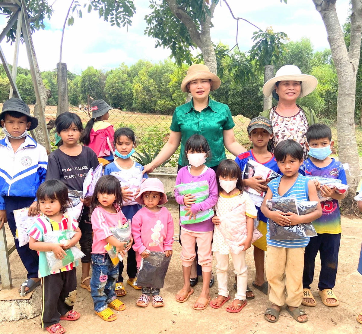 Chủ tịch Ủy ban MTTQ phường Chi Lăng (TP Pleiku) Trần Thị Thanh Tuyền (giữa, hàng sau) tặng quà cho học sinh nghèo làng Ngol Tảl.