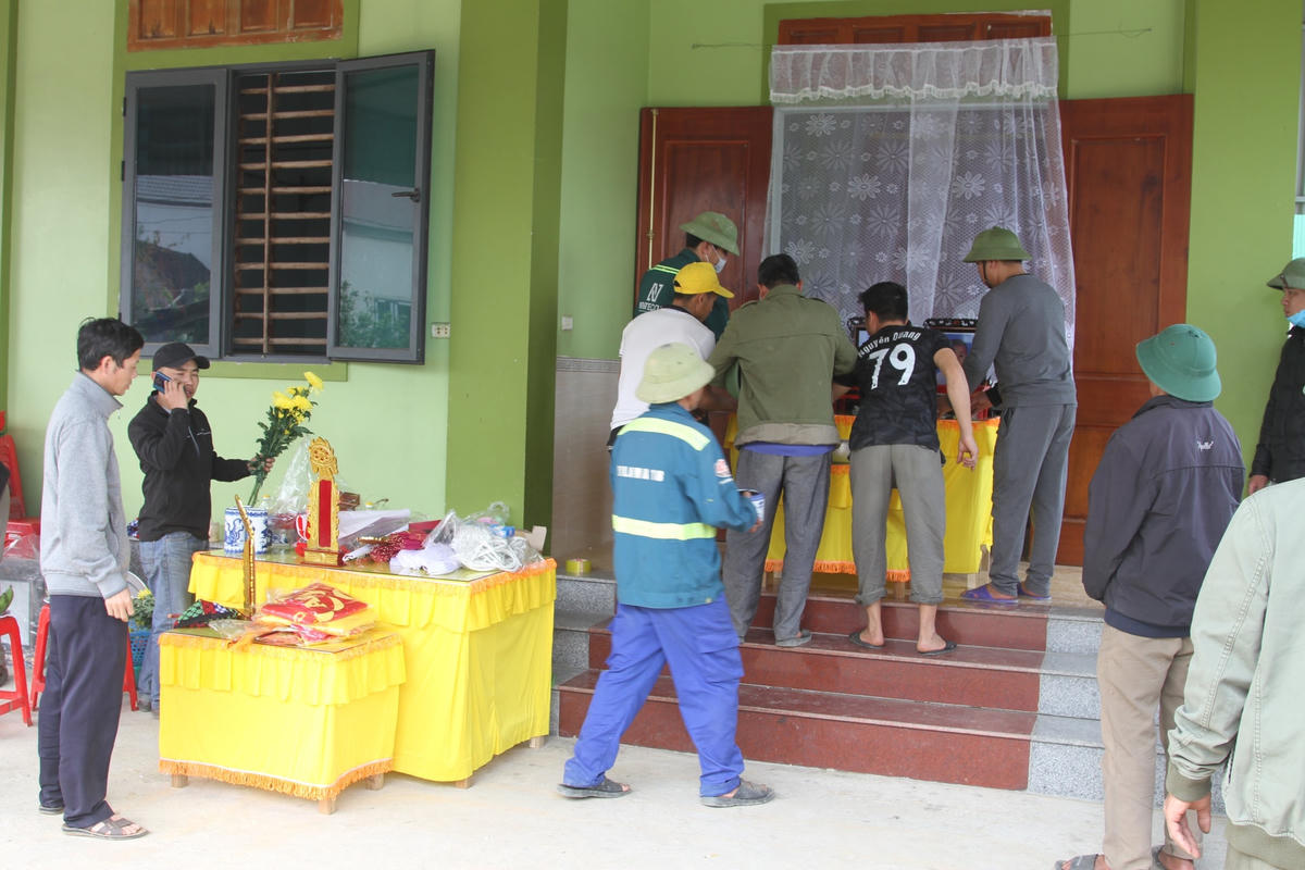 Chiếc bàn thờ của 3 mẹ con được người thân lập vội để làm nơi thắp hương. 