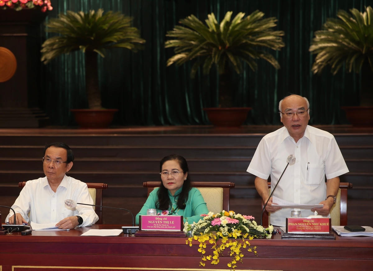Ông Phan Nguyễn Như Khuê, Trưởng Ban Tuyên giáo Thành ủy TP HCM chủ trì phần phát biểu góp ý, kiến nghị của các cơ quan báo chí. (Ảnh: Hồng Phúc).