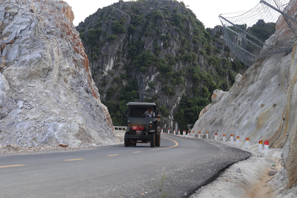 "Trong mùa mưa bão như hiện nay, đất đá trên núi có thể bị sạt trượt bất cứ lúc nào. Rất mong các cấp, ngành, cơ quan có thẩm quyền sớm có biện pháp khắc phục để đảm bảo an toàn", ông Được nói.