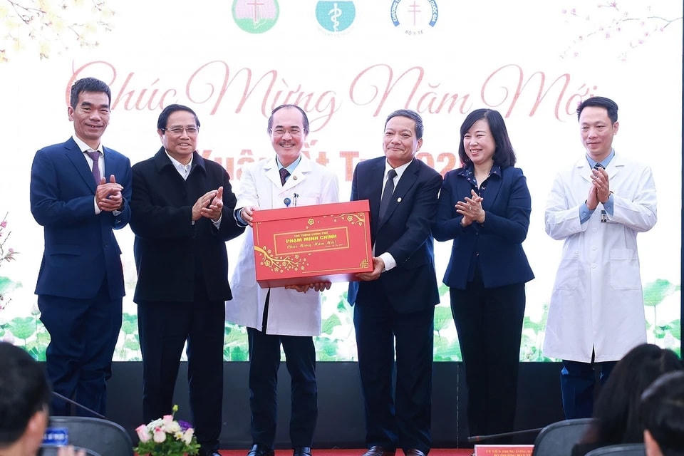 Thủ tướng Phạm Minh Chính tặng quà chúc Tết cán bộ, y sỹ, bác sỹ và nhân viên y tế Bệnh viện Phổi Trung ương. (Ảnh: Dương Giang/TTXVN)