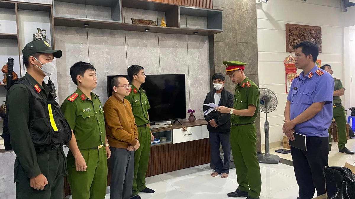 Công an TP Đà Nẵng đọc lệnh khởi tố, bắt giam Lâm Thị Hồng Tâm và Hoàng Quang Huy ngày 9/2. Ảnh: Công an Đà Nẵng.