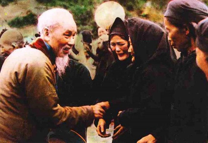 Chủ tịch Hồ Chí Minh về thăm nhân dân Pắc Bó - Cao Bằng năm 1961. Ảnh: TL.