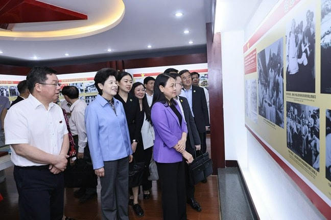 Phó Chủ tịch - Tổng Thư ký Nguyễn Thị Thu Hà cùng đoàn đại biểu tới thăm Nhà Kỷ niệm các trường học Việt Nam.