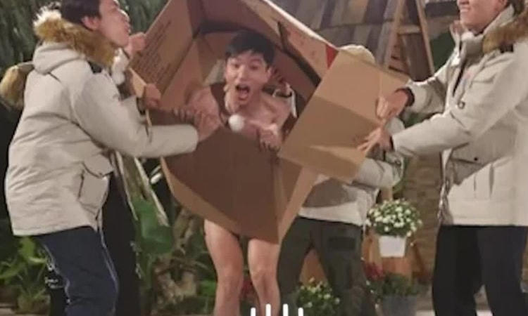 Hieuthuhai gây tranh cãi vì màn lột đồ trên sóng truyền hình. 