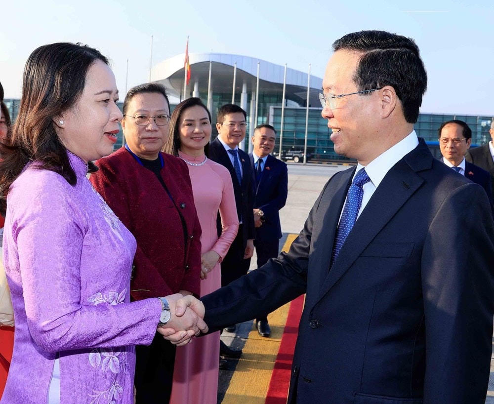 Phó Chủ tịch nước Võ Thị Ánh Xuân tiễn Chủ tịch nước Võ Văn Thưởng tại Sân bay quốc tế Nội Bài, Hà Nội. (Ảnh: Thống Nhất/TTXVN).