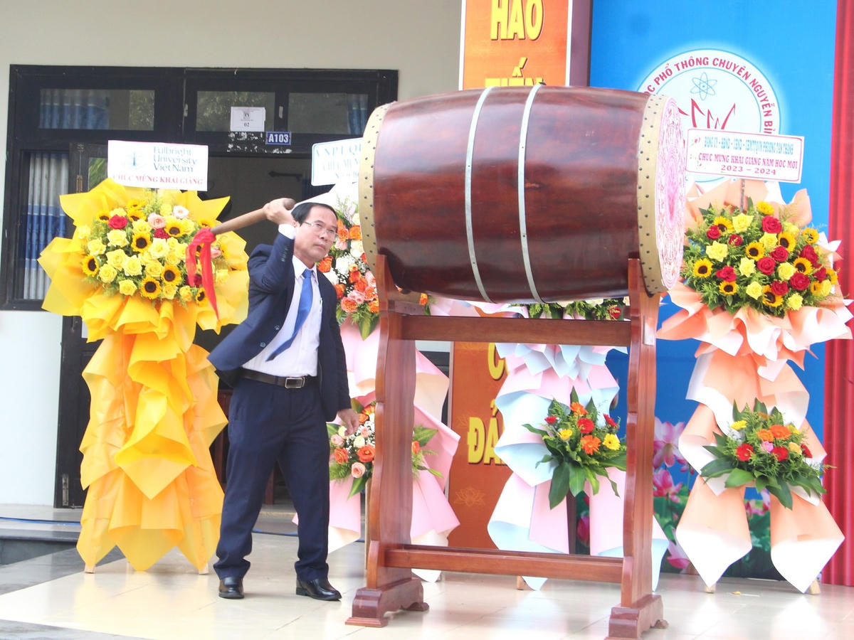 Lãnh đạo Trường THPT chuyên Nguyễn Bỉnh Khiêm đánh trống khai giảng năm học mới.