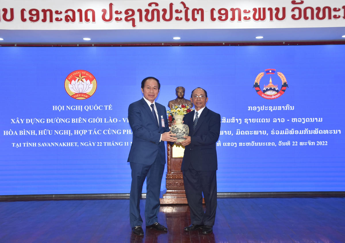 Xây dựng đường biên giới Việt Nam - Lào thắm tình hữu nghị, anh em 
