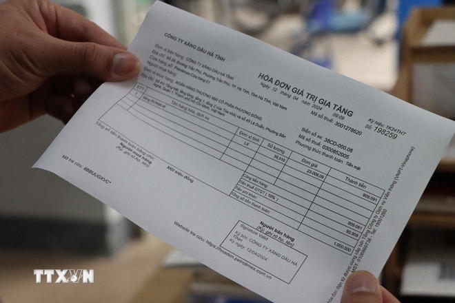 Hóa đơn giá trị gia tăng được xuất cho khách hàng sau mỗi lần bán. (Ảnh: Hoàng Ngà/ TTXVN) ttxvn-hoa-don.jpg