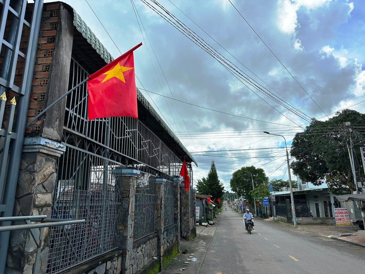 100% đường giao thông trên địa bàn xã đều đã được bê tông hóa, nhựa hóa. Ảnh Mạnh Thìn.