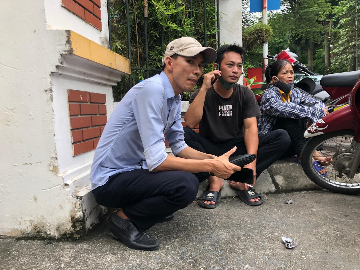 Một gia đình đang ngóng trông người thân.