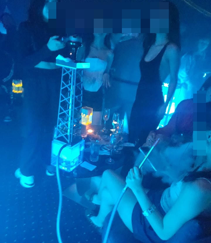 Rượu mạnh, sisha cùng nhạc mạnh mở xuyên đêm thu hút sự tham gia của giới trẻ Hà Nội.