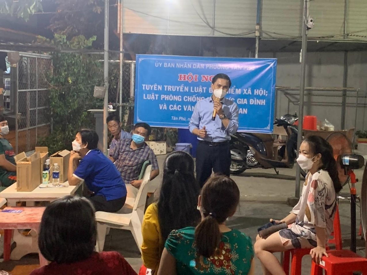 Cán bộ BHXH TP Thủ Đức đối thoại với người dân trên địa bàn về chính sách BHXH tự nguyện.