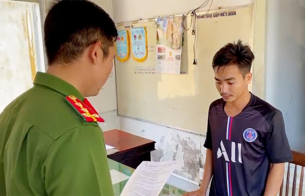 Nguyễn Văn Lý nghe Cơ quan CSĐT đọc lệnh khởi tố, bắt tạm giam. 