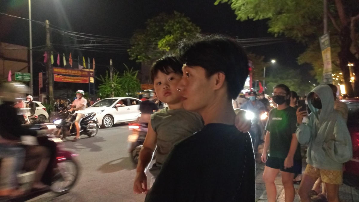 Nhiều em bé được phụ huynh cho đi xem “bão”.