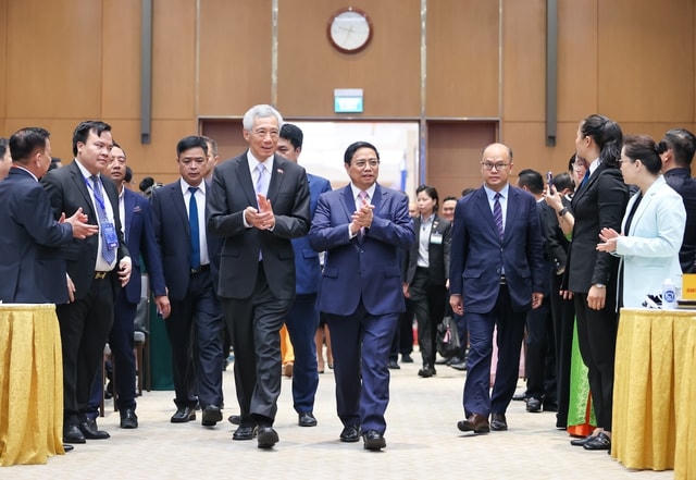 Thủ tướng Phạm Minh Chính và Thủ tướng Lý Hiển Long đến tham dự hội nghị.