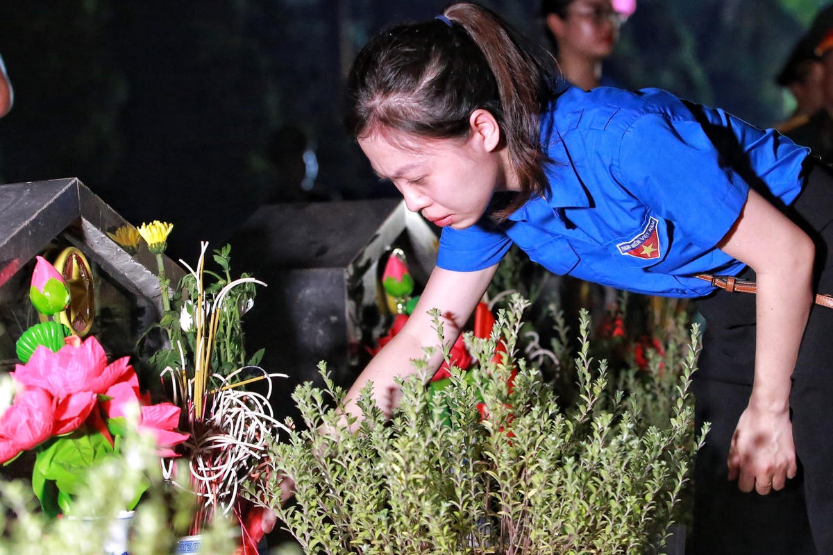 Tại buổi lễ, nhiều đoàn viên, thanh niên không khỏi xúc động trước sự hy sinh lớn lao để thế hệ hôm nay được sống trong hòa bình, tự do.