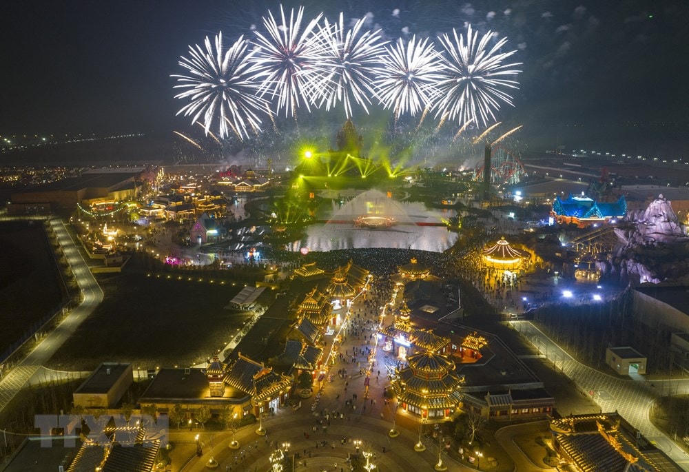 Màn pháo hoa rực rỡ chào đón Năm mới 2023 tại thành phố Hoài An, tỉnh Giang Tô, Trung Quốc. (Ảnh: AFP/TTXVN).