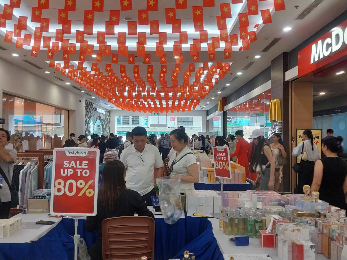 City Sale thu hút lượng lớn khách mua sắm. Ảnh: S
