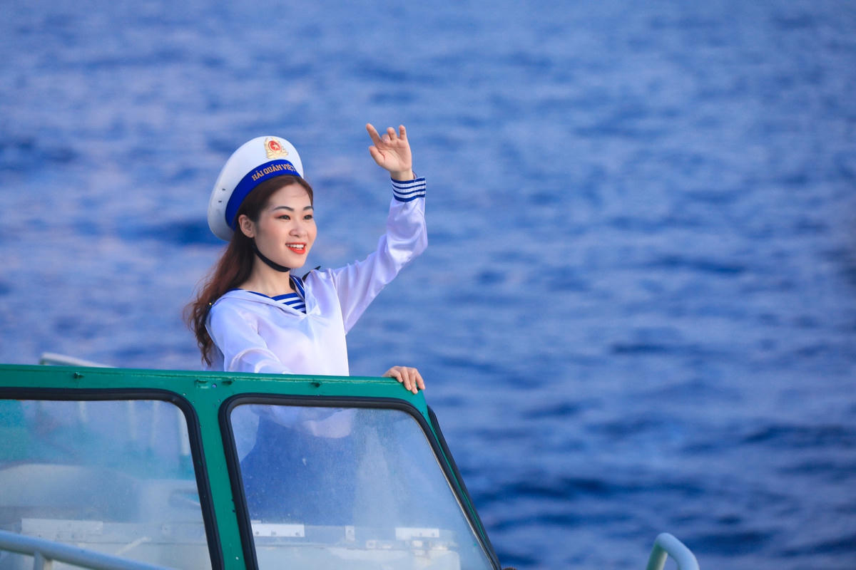 Nữ ca sĩ Hà Myo trong chuyến đi Trường Sa mới đây.