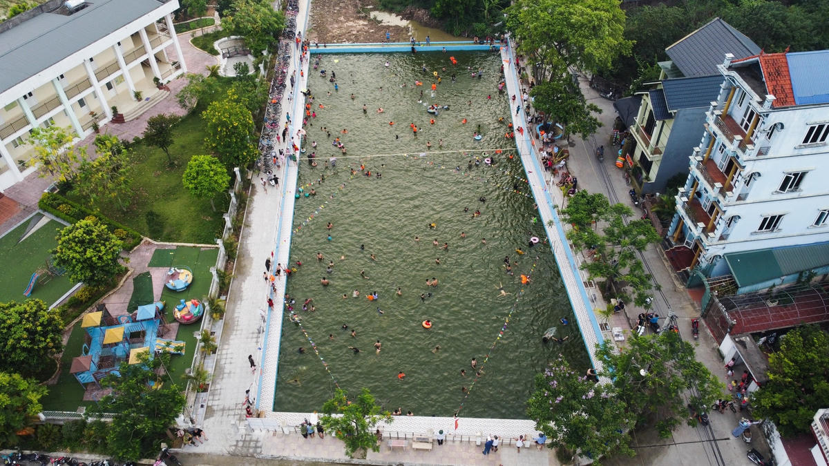 Thời gian qua, tại trung tâm làng Hưng Giáo (xã Tam Hưng, huyện Thanh Oai, Hà Nội) xuất hiện một chiếc bể bơi rộng hàng nghìn mét vuông, luôn có đông nghịt người dân đổ về tắm mát, tập bơi vào buổi sáng, chiều để giải nhiệt.