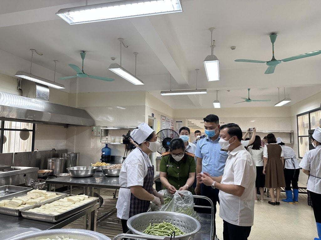 Đoàn kiểm tra công tác đảm bảo an toàn thực phẩm bếp ăn tập thể của Trường Tiểu học Phúc Tân (quận Hoàn Kiếm, Hà Nội).
