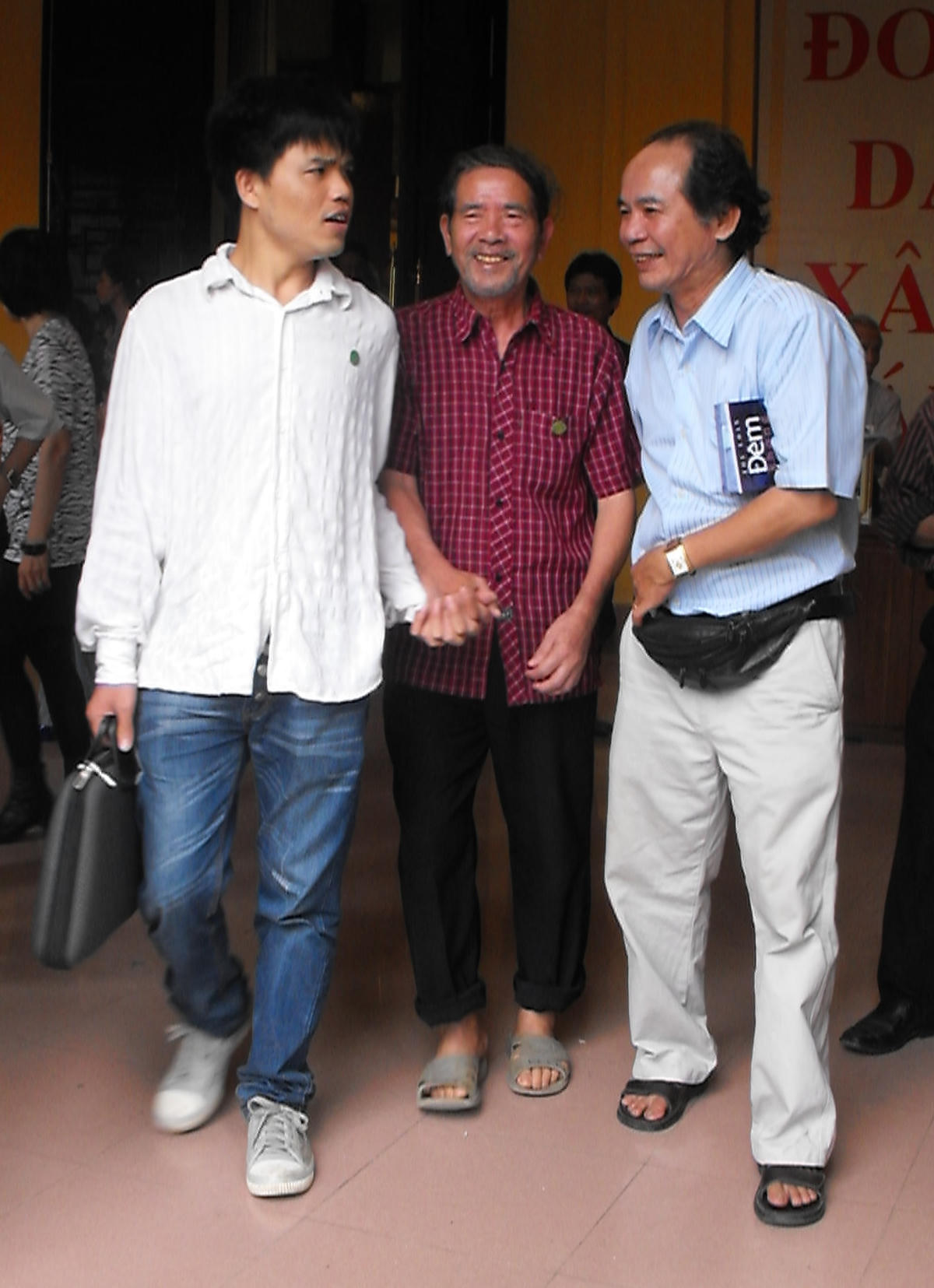 Nhà văn Lê Lựu được người thân đưa tới tham gia Đại hội Hội Nhà văn Việt Nam lần thứ VIII (tháng 8/2010). Ảnh: Hoàng Thu Phố.  