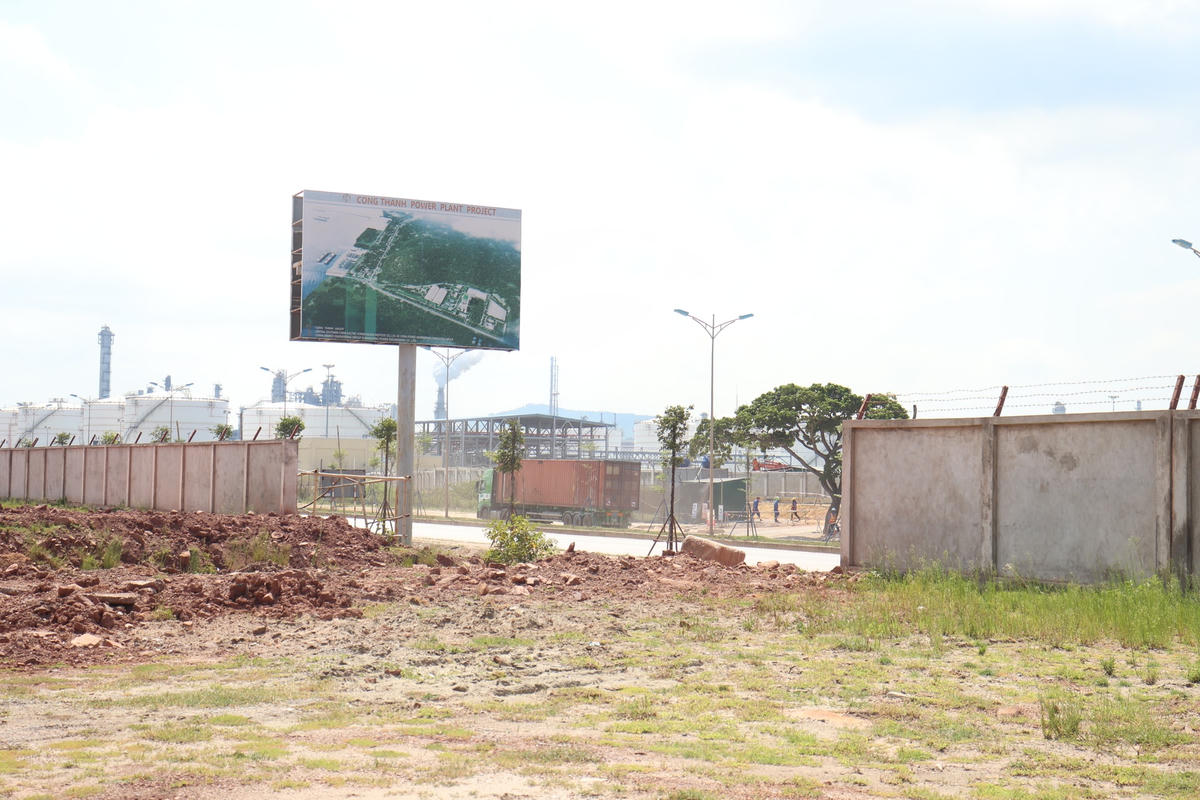 Sau khi bị vỡ kế hoạch, dự án được điều chỉnh lần 2, lùi thời gian hoàn thiện các hồ sơ, thủ tục và khởi công xây dựng trong tháng 6/2018. Theo mốc trên, thời gian đưa nhà máy vào vận hành sẽ vào tháng 11/2020 và đưa vào vận hành thương mại tháng 12/2020.