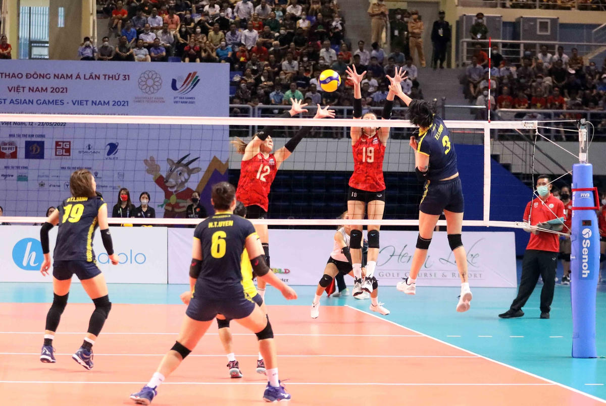 Các cô gái Việt Nam có sự phối hợp ăn ý, các mũi tấn công, phòng thủ chắc chắn.