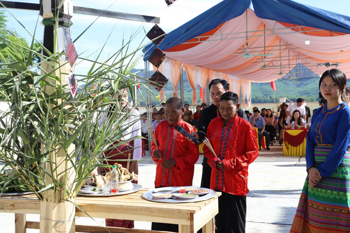 Nghi thức phần lễ trong Tết Lấp Lỗ của người đồng bào Chứt.