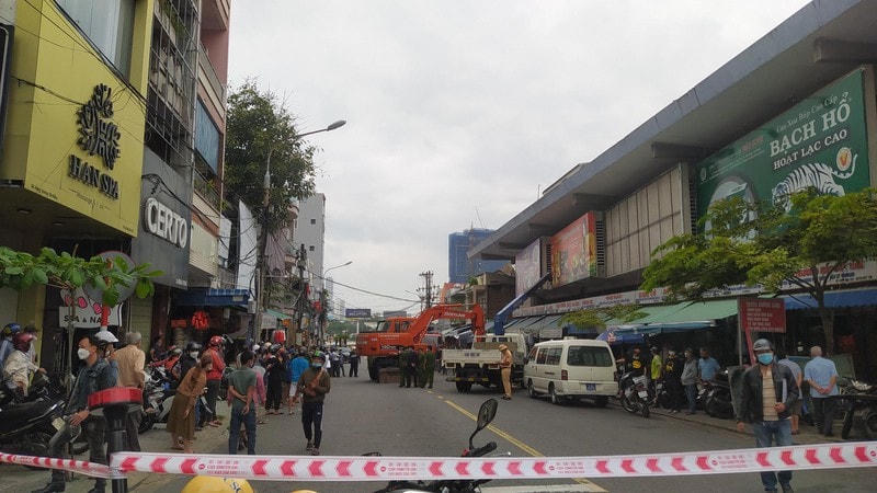 Đoạn đường Hùng Vương qua chợ Hàn được phong tỏa.