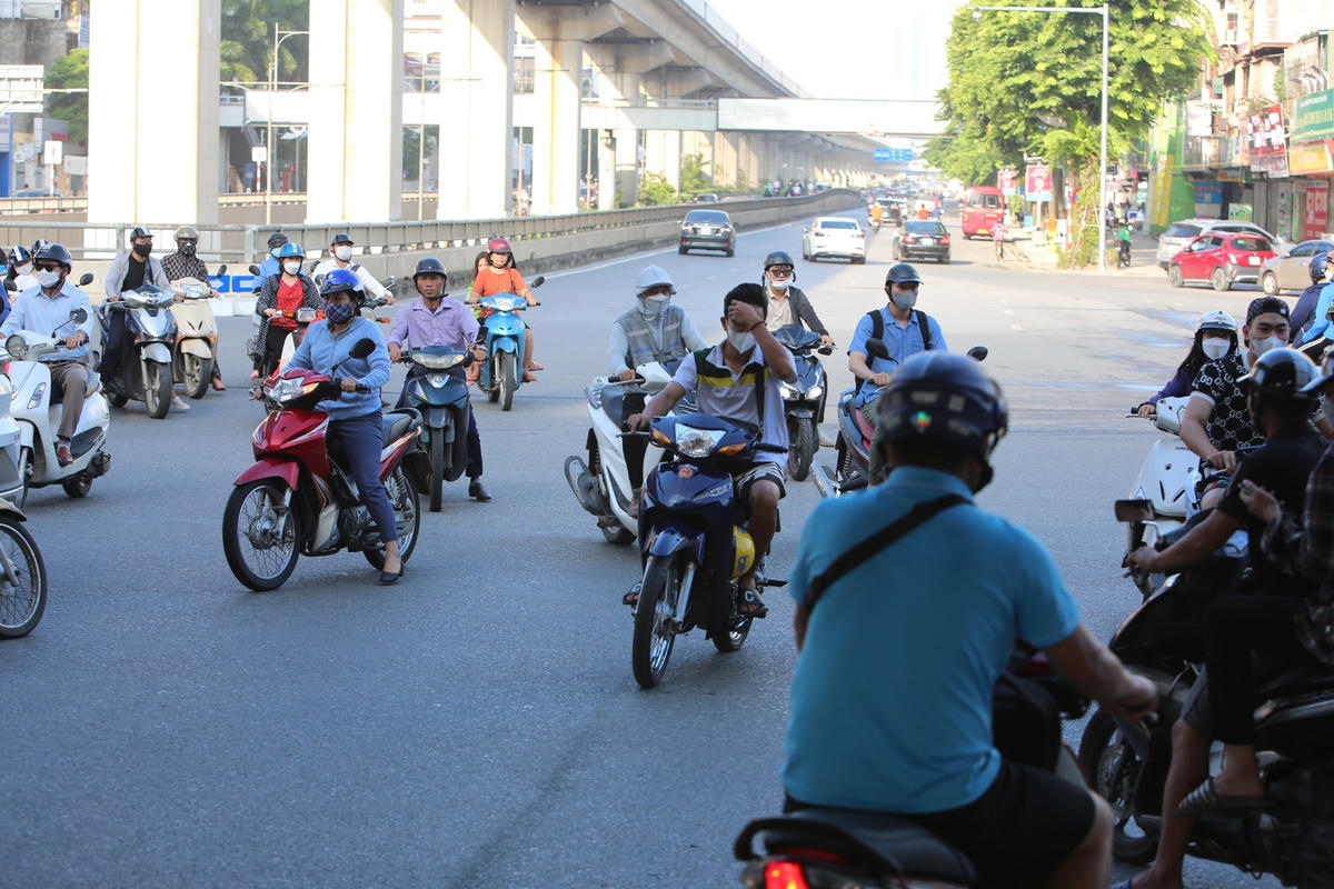 Theo phương án phân luồng, đường Nguyễn Trãi hướng Hà Đông - Ngã Tư Sở, đối với làn đường phía trên, bên phải hầm chui Thanh Xuân, cơ quan chức năng cấm toàn bộ phương tiện đi thẳng và rẽ trái tại nút giao Khuất Duy Tiến.