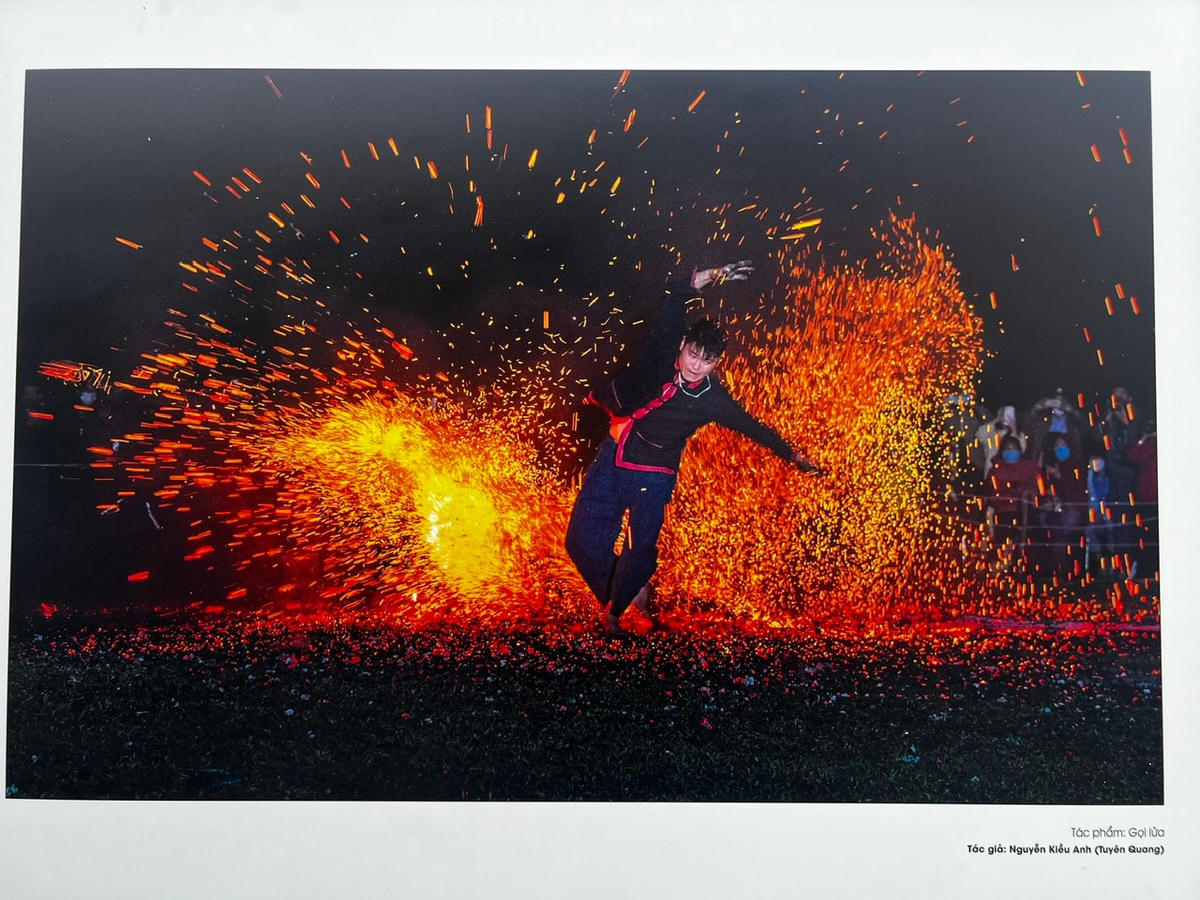 Gọi lửa. Ảnh: Nguyễn Kiều Anh