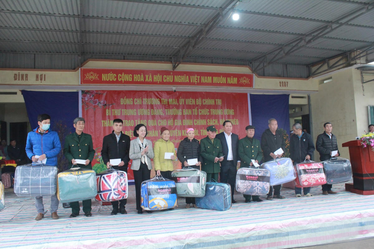 Bà Trương Thị Mai, Ủy viên Bộ Chính trị - Bí thư Trung ương Đảng - Trưởng Ban Tổ chức Trung ương và ông Nguyễn Phi Long, Bí thư Tỉnh ủy Hòa Bình tặng quà cho các gia đình chính sách tại xã Kim Bôi, huyện Kim Bôi, tỉnh Hòa Bình.