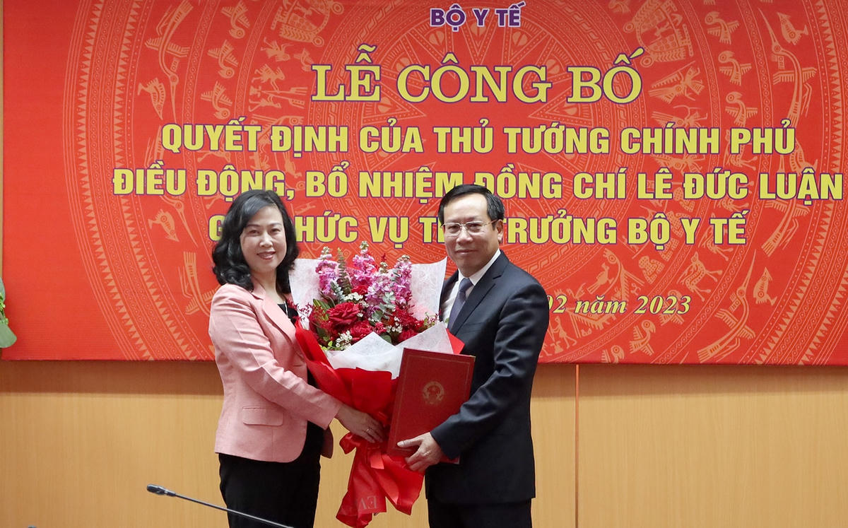 Bộ trưởng Bộ Y tế Đào Hồng Lan trao quyết định điều động, bổ nhiệm ông Lê Đức Luận giữ chức Thứ trưởng Bộ Y tế.  