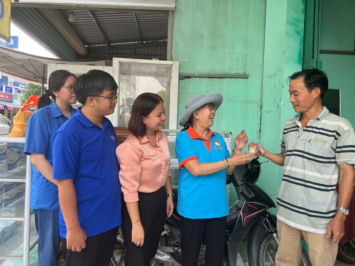 Cán bộ MTTQ và Đoàn thanh niên phường Long Trường, TP Thủ Đức thường xuyên giải quyết trực tiếp nhiều vấn đề dân sinh tại cơ sở.