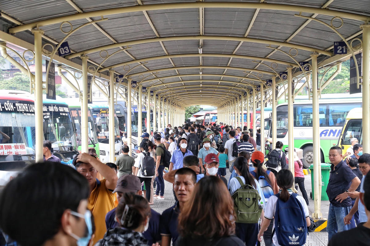 Hành khách nườm nượp đổ về bến xe này.