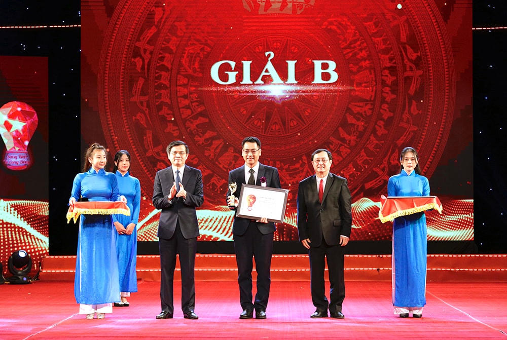 Đại diện nhóm tác giả Nguyễn Thảo Nguyên nhận giải B cuộc thi với sáng kiến “Xây dựng hệ thống tra cứu chỉ số công tơ và chủ động cảnh báo sản lượng điện bất thường”.