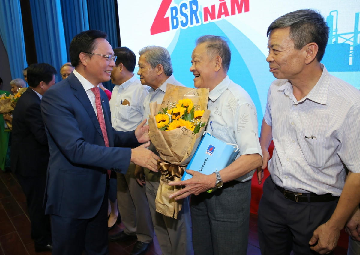 Tặng hoa tri ân các vị nguyên là lãnh đạo BSR qua các thời kỳ.