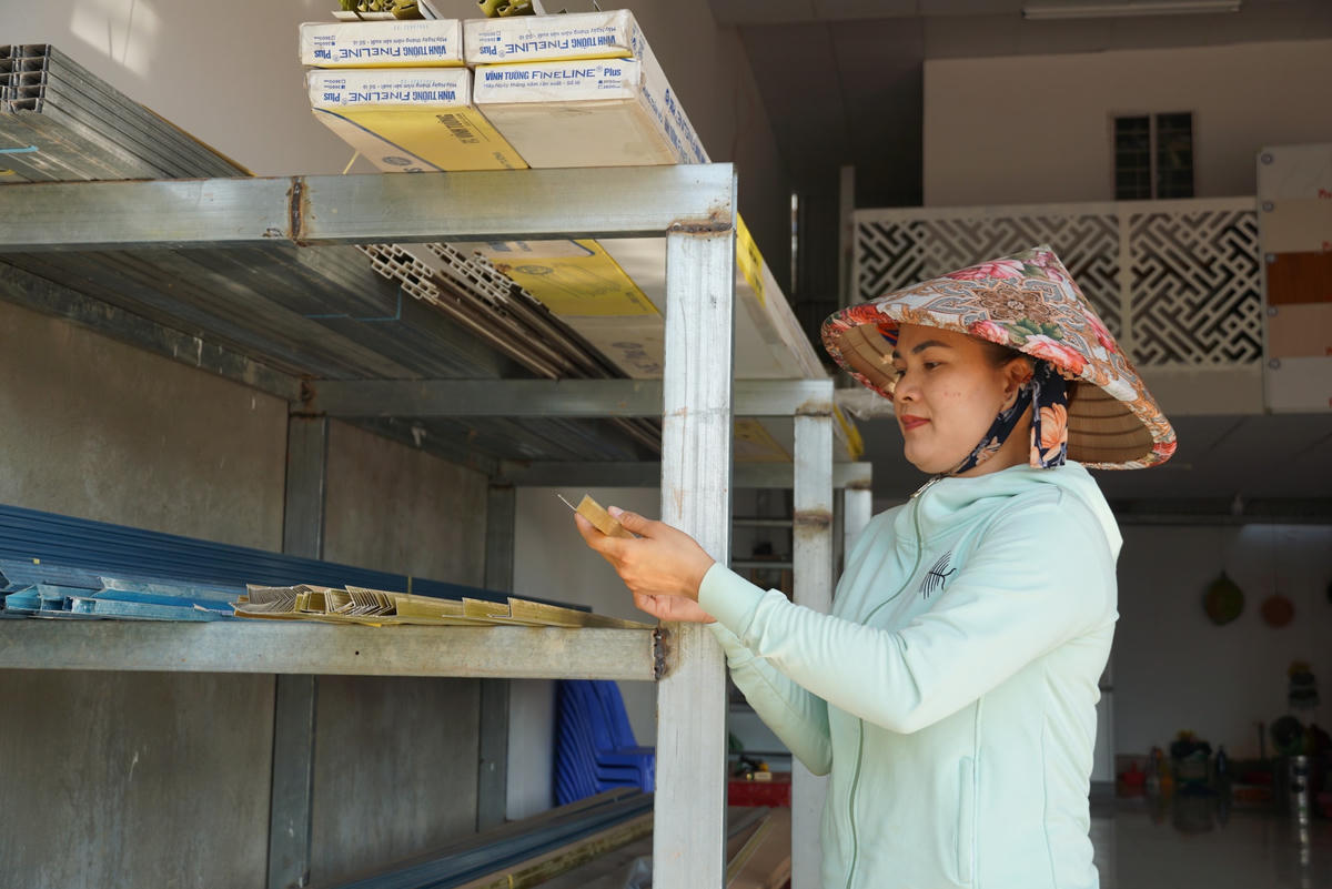 Chị Nguyễn Thị Thu Thủy, quê tỉnh Bà Rịa-Vũng Tàu lên đây thuê cửa hàng để kinh doanh vật liệu xây dựng. Chị Thủy cho biết việc kinh doanh vật liệu xây dựng ở khu TĐC tương đối thuận lợi do có nhiều nhà đang xây dựng. Ảnh: Mạnh Thìn.