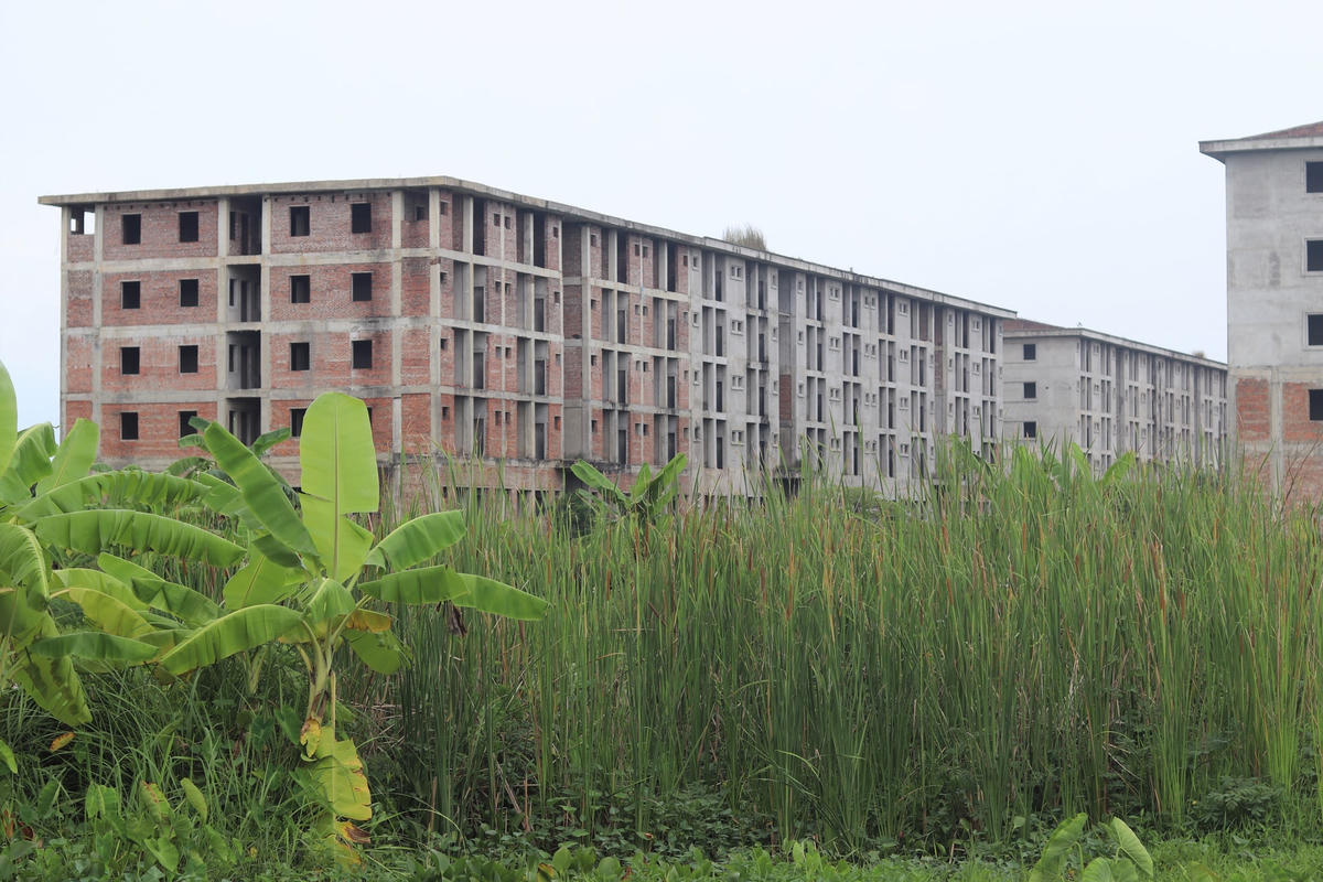 Sau khi chính thức dừng thi công vào đầu năm 2014, đến nay, sau gần 9 năm, khung cảnh của dự án hoang tàn, xung quanh cỏ mọc um tùm.