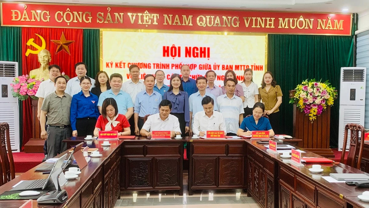 Đại diện lãnh đạo MTTQ tỉnh Thái Nguyên ký kết Chương trình Phối hợp với đại diện lãnh đạo các Sở, Ngành...