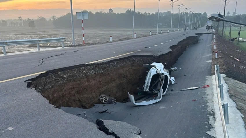 Đường dẫn cầu Hòa Bình (Tây Ninh) bị sụt lún nặng, tạo thành một hố sâu. Ảnh: Nguyễn Tiến.