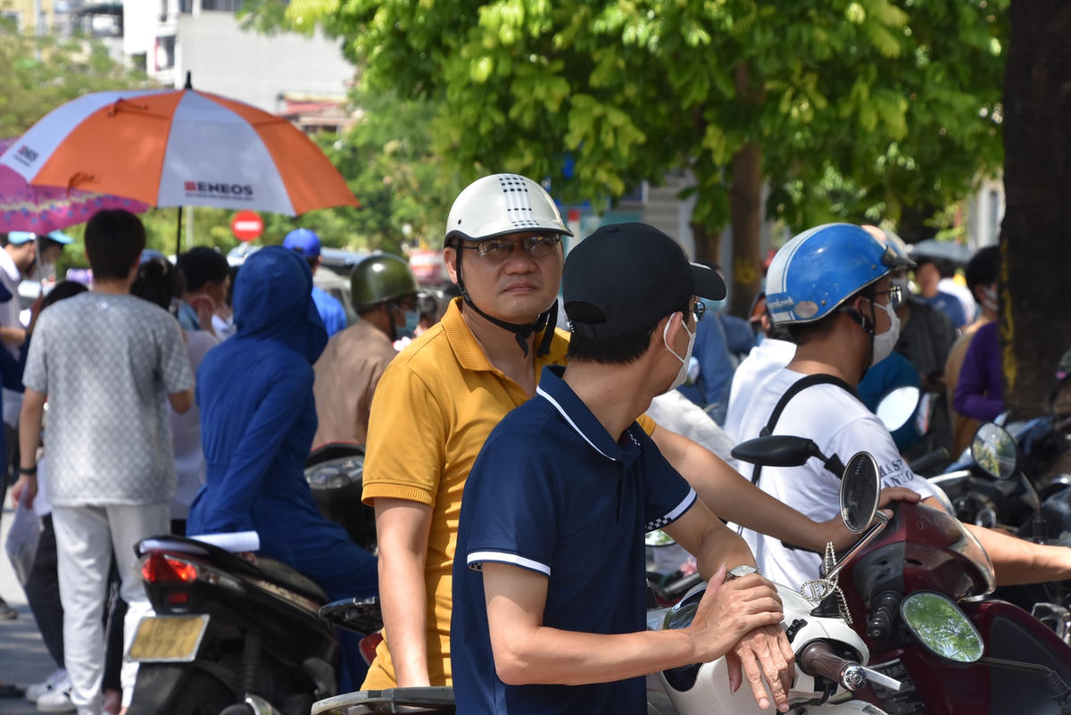 Số cán bộ trực tiếp tham gia coi thi là khoảng 14.000 người; số cán bộ tham gia phục vụ, bảo vệ điểm thi là khoảng 3.000 người.