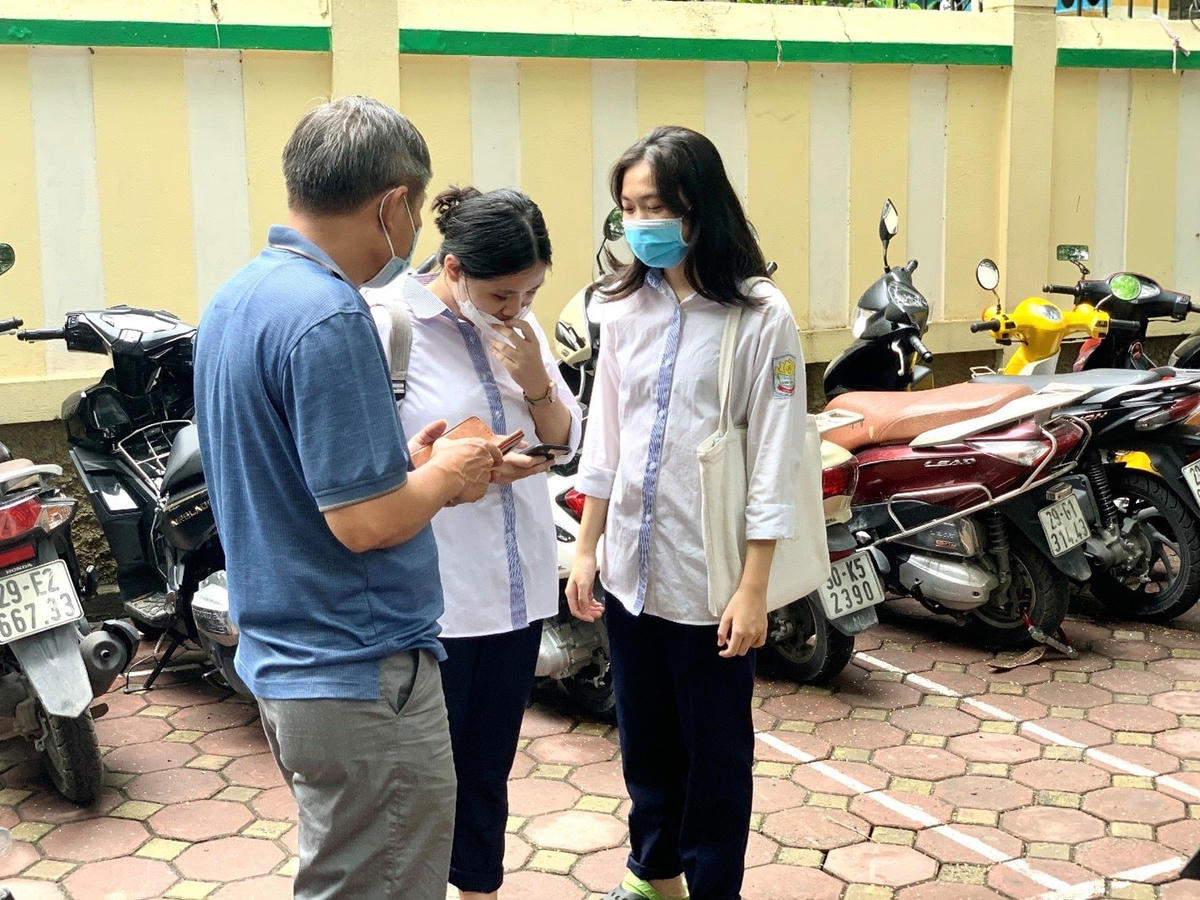 Ông Dũng trò chuyện cùng con gái sau giờ thi.