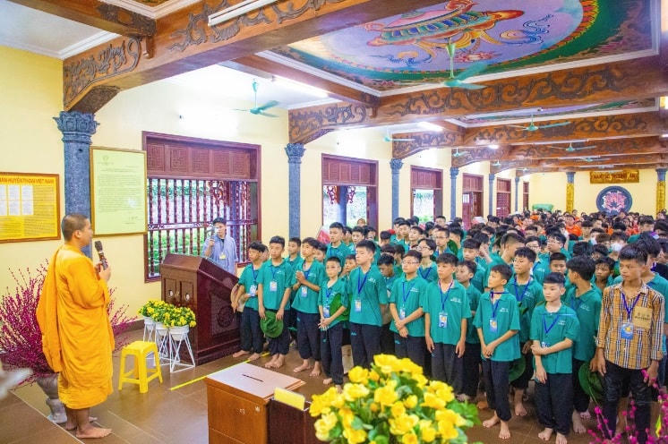 Tham quan đền thờ Anh hùng Liệt sĩ.  