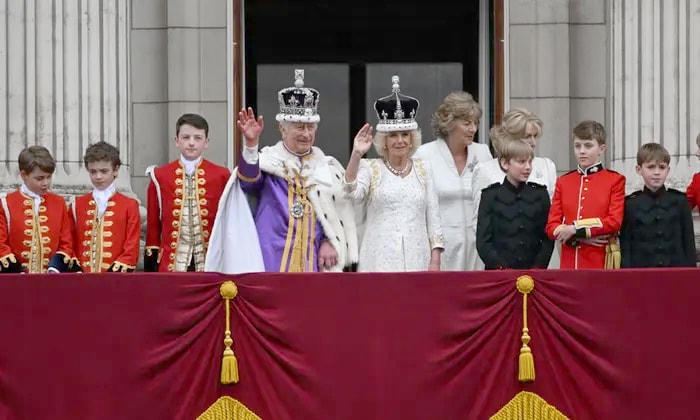 Vua Charles lần đầu tiên xuất hiện trên ban công Cung điện Buckingham kể từ khi đăng quang. Ảnh: The Guardian.