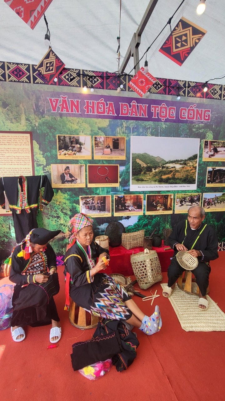 Người dân tộc Cống.
