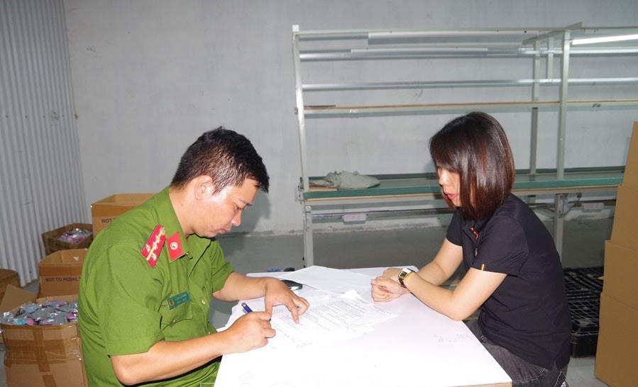 Bà Đào Thị Yến, Giám đốc Công ty TNHH khoa học kỹ thuật Vĩnh Phát làm việc với cơ quan Công an.
